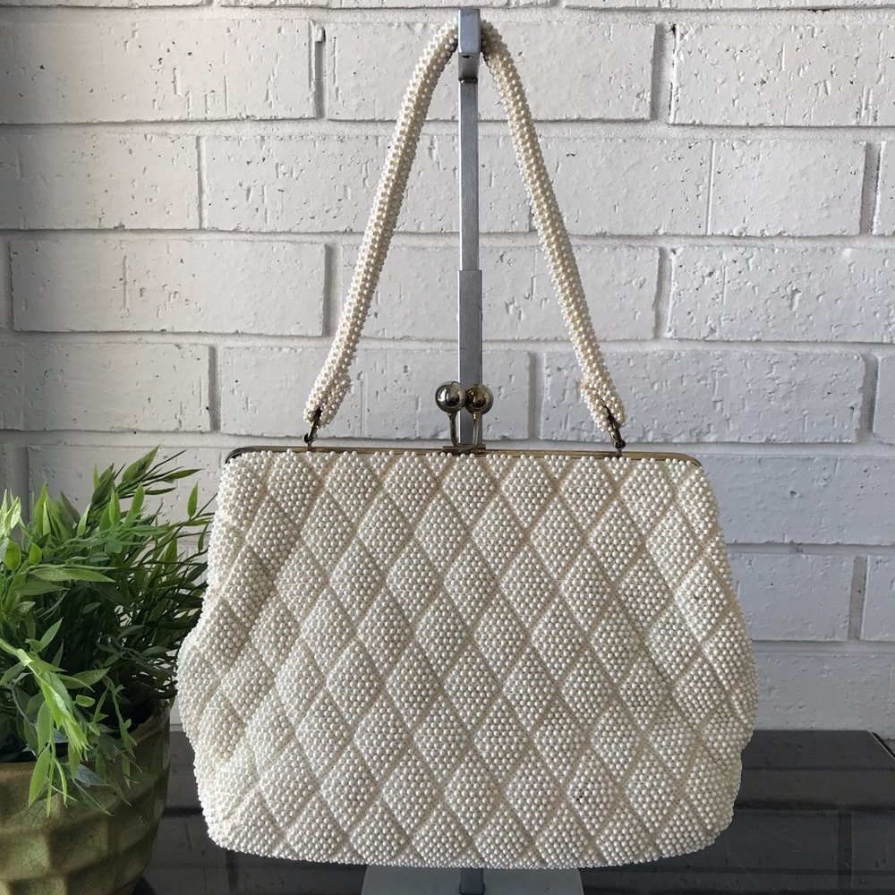 Vintage Lumured Sculpta-Bead Kisslock Purse Handbag White